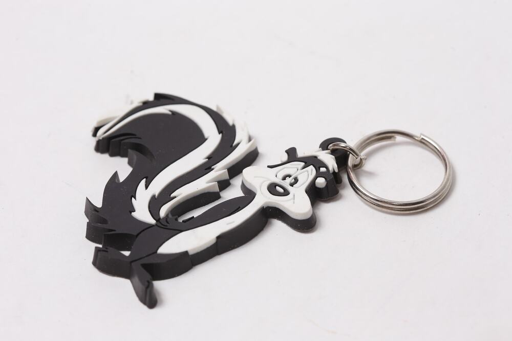 1996 Looney Tunes Pepe Le Pew Keychain Skunk Rubber Vintage ~ 260602-WH M-15-02